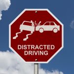 Señal de No Conducir Distraído, Señal de pare roja con palabras Conducción Distraída e icono de accidente con fondo de cielo