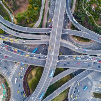 Vista aérea de una masiva intersección de autopistas.