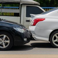 Accidente automovilístico por alcance en una carretera con tráfico detenido. Accidente automovilístico por alcance en una carretera con tráfico detenido.