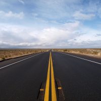 Una tormenta invernal azota la Carretera Pearblossom en el Desierto de Mojave de California.