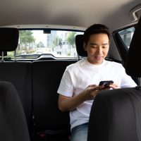 Pasajero utilizando un servicio de rideshare en un vehículo autónomo en una carretera de California. Pasajero utilizando un servicio de rideshare en un vehículo autónomo en una carretera de California.